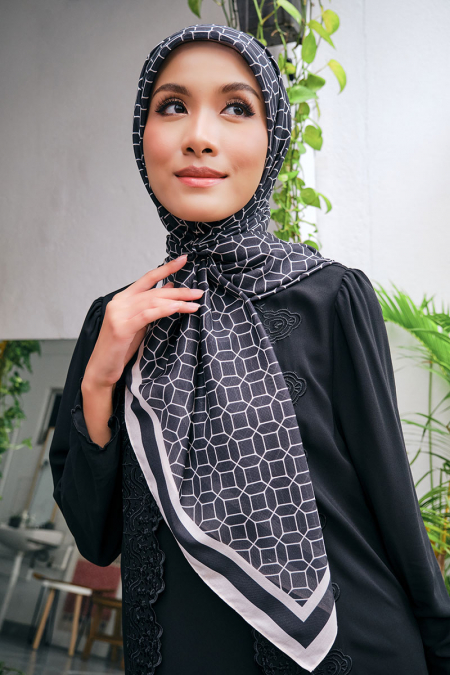 Wailani Bawal Headscarf - Black/Beige